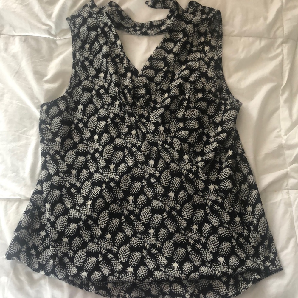 Black and white pineapple top